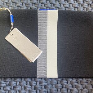 Rothy’s the wristlet in black mist